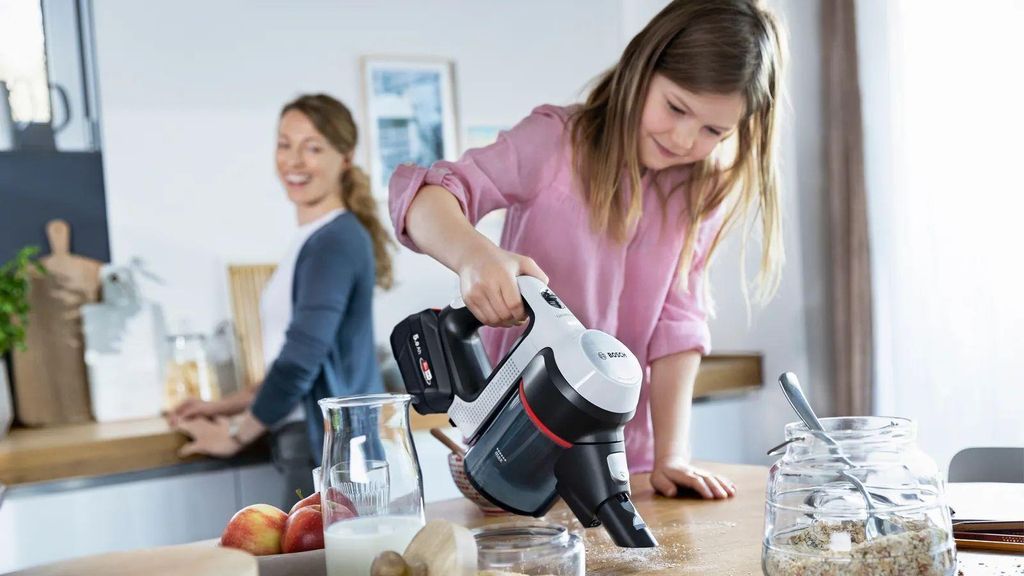 Bosch BSS715CARP, 2 - in - 1 - Stabstaubsauger, Beutellos, Schwarz, Silber, Weiß, 0,3 l, Trocken, Filterung