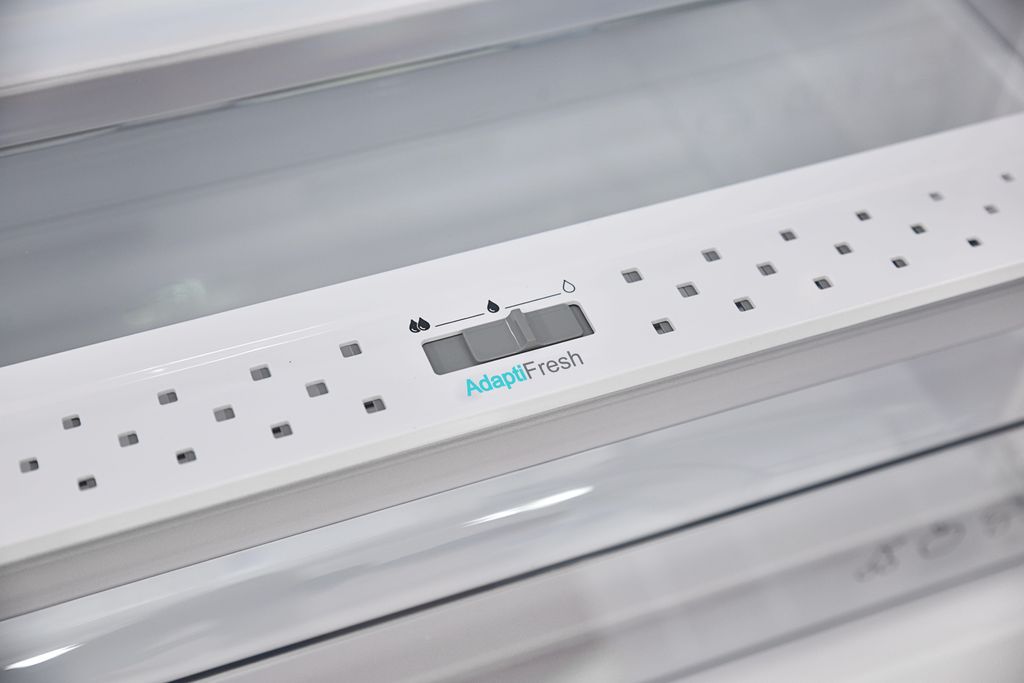Sharp SJ - LD125E0XD - EU Einbaukühlschrank für 88er Nische, (EEK D, 126 L, 32 dB), (Gemüsefach mit Feuchtigkeitsregler), Festtür, H87,5 x B54cm
