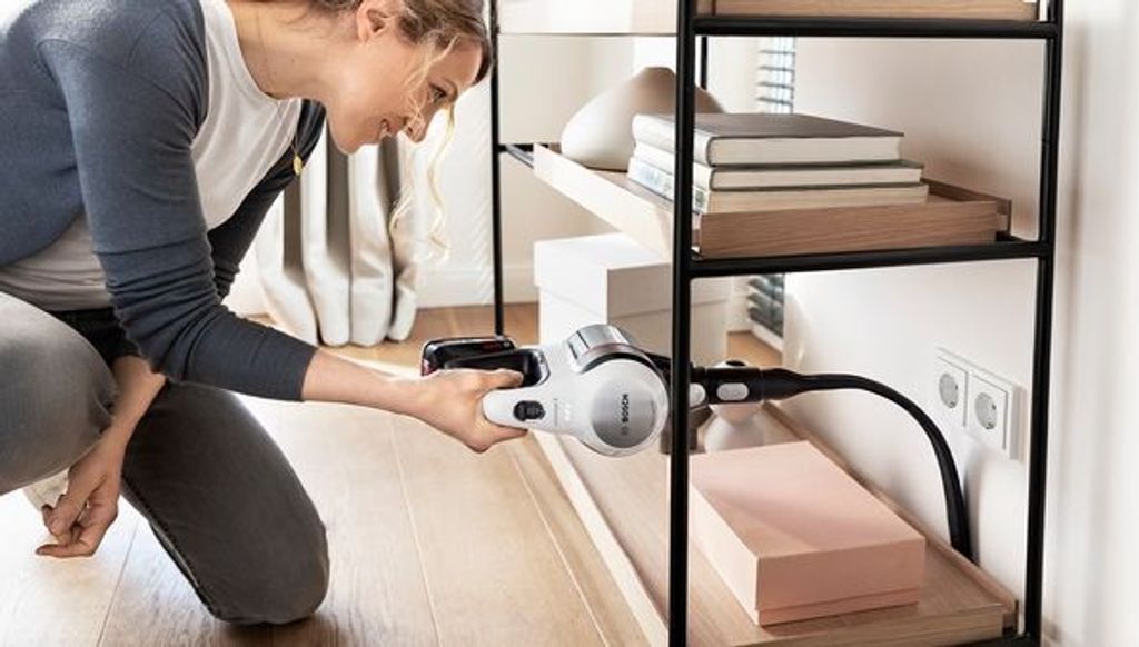 Bosch BCS712E, Stabstaubsauger, Beutellos, Schwarz, 0,3 l, 82 dB, Akku