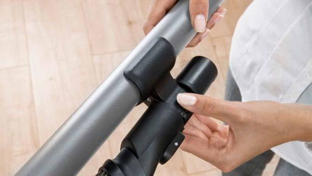 Bosch BSS715CARP, 2 - in - 1 - Stabstaubsauger, Beutellos, Schwarz, Silber, Weiß, 0,3 l, Trocken, Filterung